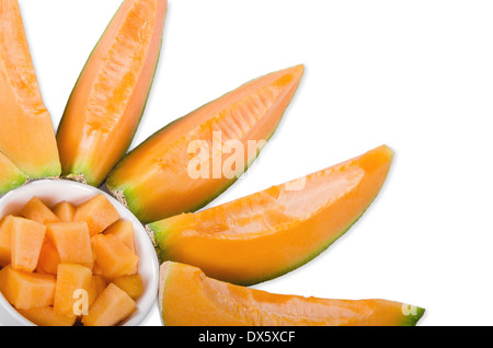 Tranches de melon cantaloup fleur soleil en forme sur fond blanc Banque D'Images