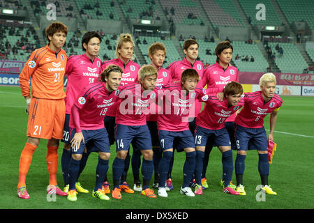 Osaka, Japon. 18 Mar, 2014. Cerezo Osaka line-up du groupe l'équipe de football/soccer : Cerezo Osaka groupe équipe (L-R) Kim Jin Ho, Kenyu Sugimoto, Tatsuya Yamashita, Yoichiro Kakitani, Ariajasuru Hasegawa, Yuta Someya, Diego Forlan, avant ; Yusuke Maruhashi, Noriyuki Sakemoto, Takumi, Hotaru Yamaguchi, poser avant l'AFC Champions League Groupe E match entre Cerezo Osaka 4-0 Buriram United au stade Nagai Yanmar à Osaka, Japon . Credit : AFLO SPORT/Alamy Live News Banque D'Images