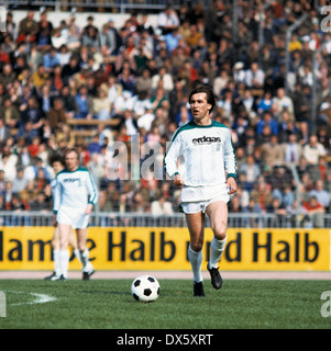 Football, Bundesliga, 1977/1978, le stade am Boekelberg, Borussia Moenchengladbach contre le FC Schalke 04 2:1, scène du match, Dietmar Danner (MG) en possession de la balle Banque D'Images