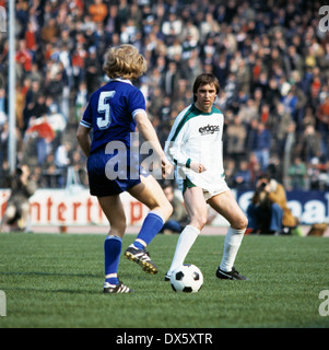 Football, Bundesliga, 1977/1978, le stade am Boekelberg, Borussia Moenchengladbach contre le FC Schalke 04 2:1, scène du match, Klaus Fichtel (S04) n° 5 et Dietmar Danner (MG) Banque D'Images