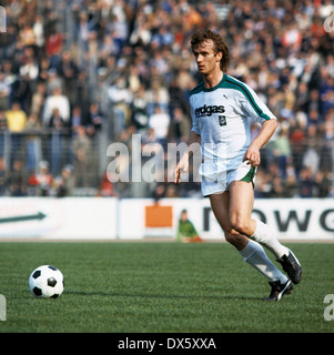 Football, Bundesliga, 1977/1978, le stade am Boekelberg, Borussia Moenchengladbach contre le FC Schalke 04 2:1, scène du match, Rainer Bonhof (MG) en possession de la balle Banque D'Images