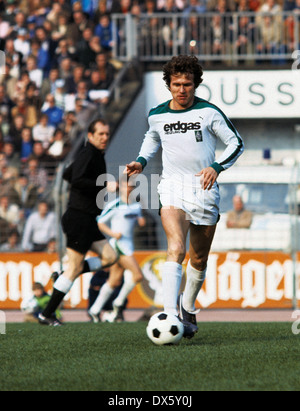 Football, Bundesliga, 1977/1978, le stade am Boekelberg, Borussia Moenchengladbach contre le FC Schalke 04 2:1, scène du match, Jupp Heynckes (MG) en possession de la balle Banque D'Images