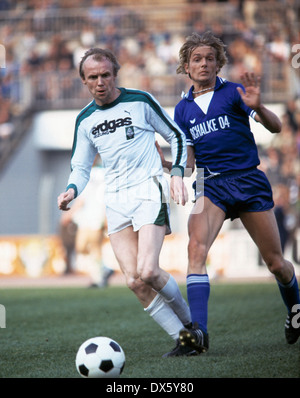 Football, Bundesliga, 1977/1978, le stade am Boekelberg, Borussia Moenchengladbach contre le FC Schalke 04 2:1, scène du match, Hans-Juergen Roberge (MG) à gauche et Hannes Bongartz (S04) Banque D'Images