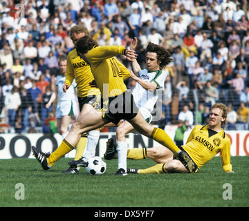 Football, Bundesliga, 1977/1978, stade du Rhin Duesseldorf, Borussia Moenchengladbach contre Borussia Dortmund 12:0, victoire éclatante du Borussia, combats, scène Hans-Joachim Wagner (BVB) droit et Horst Wohlers (MG) 2.F.R. Banque D'Images