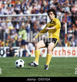 Football, Bundesliga, 1977/1978, stade du Rhin Duesseldorf, Borussia Moenchengladbach contre Borussia Dortmund 12:0, victoire éclatante du Borussia, scène du match, Wolfgang Frank (BVB) en possession de la balle Banque D'Images