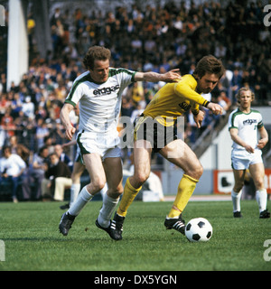 Football, Bundesliga, 1977/1978, stade du Rhin Duesseldorf, Borussia Moenchengladbach contre Borussia Dortmund 12:0, victoire éclatante du Borussia, scène du match, Herbert Wimmer (MG) à gauche et Mirko Votava (BVB), derrière Berti Vogts (MG) Banque D'Images