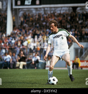 Football, Bundesliga, 1977/1978, stade du Rhin Duesseldorf, Borussia Moenchengladbach contre Borussia Dortmund 12:0, victoire éclatante du Borussia, scène du match, Herbert Wimmer (MG) en possession de la balle Banque D'Images