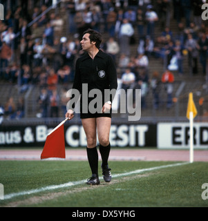 Football, Bundesliga, 1977/1978, stade du Rhin Duesseldorf, Borussia Moenchengladbach contre Borussia Dortmund 12:0, victoire éclatante du Borussia, juge de ligne à la ligne de touche Banque D'Images