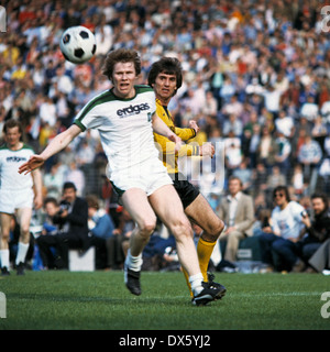 Football, Bundesliga, 1977/1978, stade du Rhin Duesseldorf, Borussia Moenchengladbach contre Borussia Dortmund 12:0, victoire éclatante du Borussia, scène du match, Carsten Nielsen (MG) à gauche et Herbert Meyer (BVB) Banque D'Images