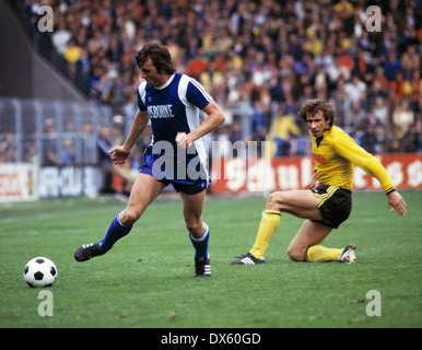 Football, Bundesliga, 1978-1979, stade an der Castroper Strasse, VfL Bochum contre Borussia Dortmund 4:1, scène du match, Hans-Joachim Abel (VfL) gauche et Amand Theis (BVB) Banque D'Images