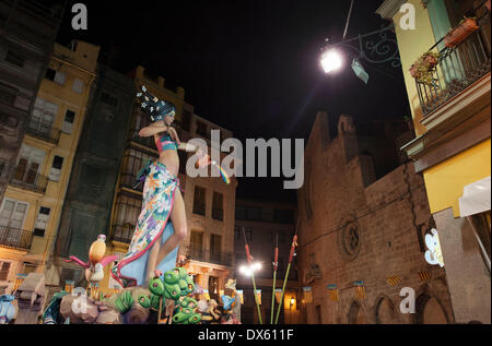 Valence, Espagne. 18 Mar, 2014. De gigantesques poupées dans les rues de Valence, en Espagne. Les Fallas Festival est une fête traditionnelle qui a eu lieu en commémoration de Saint Joseph dans la ville de Valence, en Espagne. Source : Xinhua/Alamy Live News Banque D'Images