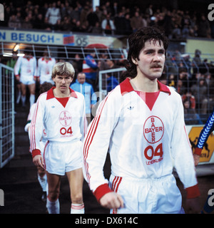 Football, 2. Bundesliga Nord, 1978-1979, Grotenburg Stadium, Bayer 05 Leverkusen Bayer 04 Uerdingen par rapport à 0:0, l'exécution des équipes, avant Klaus Bruckmann (Leverkusen), derrière Matthias bruecken (Leverkusen) Banque D'Images