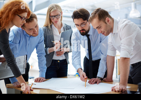 L'équipe Business Développement de planifier ensemble au bureau Banque D'Images