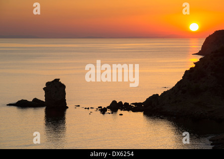 Magnifique coucher de soleil sur la mer Méditerranée à l'île de Thassos, en Grèce. Banque D'Images