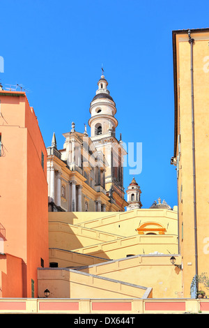 Image de Saint orientée verticale Michel Archange basilique sous ciel bleu dans la ville de Menton sur la côte d'Azur. Banque D'Images