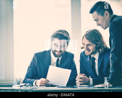 Droit de partenaires d'affaires de la lecture du rapport Banque D'Images