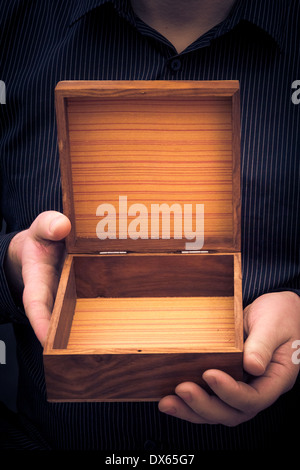 Ouvrir un ancien fort dans les mains d'un homme Banque D'Images