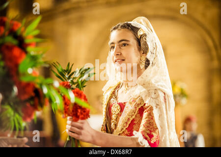 Valence, Espagne. 18 mars 2014 : un jeune Fallera enfin offre son bouquet à la Vierge et à être placé à l'image des vierges. Credit : matthi/Alamy Live News Banque D'Images
