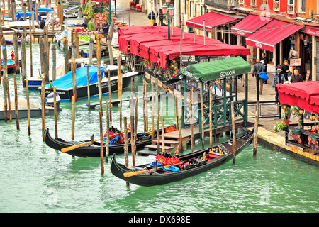 Vue du pont du Rialto sur le Grand Canal et les gondoles à Venise, Italie. Banque D'Images