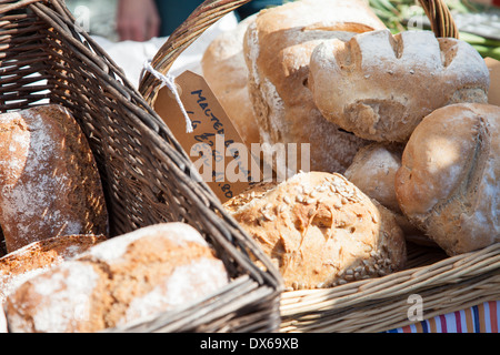 Pain maison par les boulangeries artisanales en vente sur un marché de fermiers, wc séparés dans des paniers à pain Banque D'Images