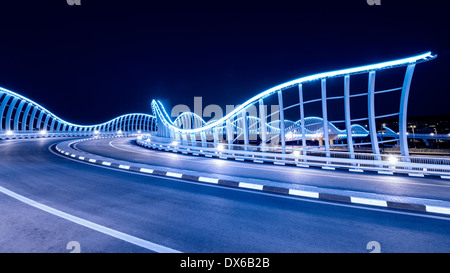 Architecture moderne pont éclairé à l'hippodrome de Meydan à Dubaï Émirats Arabes Unis Banque D'Images