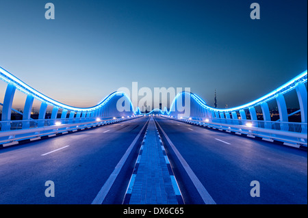 Architecture moderne pont éclairé à l'hippodrome de Meydan à Dubaï Émirats Arabes Unis Banque D'Images