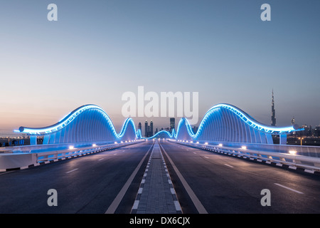 Architecture moderne pont éclairé à l'hippodrome de Meydan à Dubaï Émirats Arabes Unis Banque D'Images