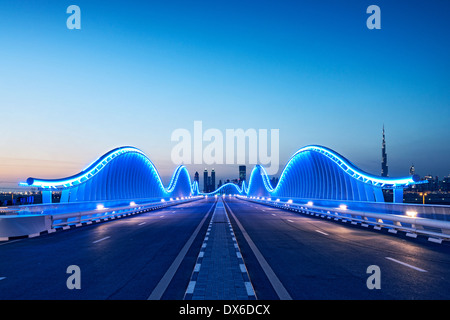 Architecture moderne pont éclairé à l'hippodrome de Meydan à Dubaï Émirats Arabes Unis Banque D'Images