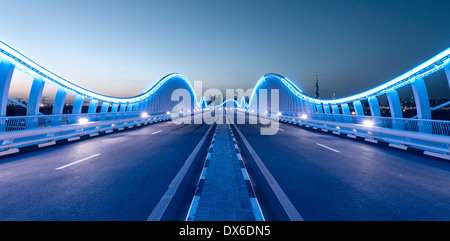 Architecture moderne pont éclairé à l'hippodrome de Meydan à Dubaï Émirats Arabes Unis Banque D'Images