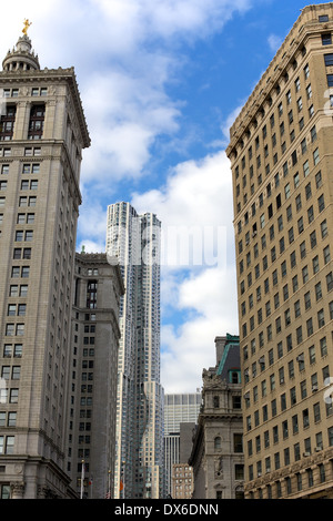 Manhattan Borough Hall et New York par Gehry entre les tours de Manhattan, New York, NY, USA. Banque D'Images