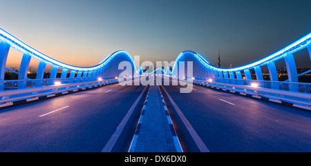 Architecture moderne pont éclairé à l'hippodrome de Meydan à Dubaï Émirats Arabes Unis Banque D'Images