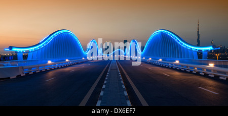 Architecture moderne pont éclairé à l'hippodrome de Meydan à Dubaï Émirats Arabes Unis Banque D'Images