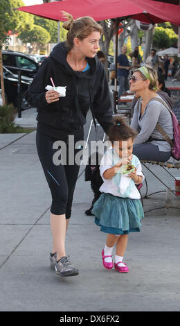 Ellen Pompeo avec sa fille Stella Luna Pompeo Ivery manger en mouvement alors que dans Los Angeles Los Angeles, Californie - 02.11.12 Avec : Ellen Pompeo avec sa fille Stella Luna Pompeo Ivery Quand : 02 Nov 2012 Banque D'Images