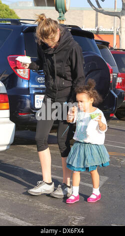 Ellen Pompeo avec sa fille Stella Luna Pompeo Ivery manger en mouvement alors que dans Los Angeles Los Angeles, Californie - 02.11.12 Avec : Ellen Pompeo avec sa fille Stella Luna Pompeo Ivery Quand : 02 Nov 2012 Banque D'Images