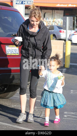 Ellen Pompeo avec sa fille Stella Luna Pompeo Ivery manger en mouvement alors que dans Los Angeles Los Angeles, Californie - 02.11.12 Avec : Ellen Pompeo avec sa fille Stella Luna Pompeo Ivery Quand : 02 Nov 2012 Banque D'Images