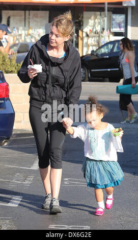 Ellen Pompeo avec sa fille Stella Luna Pompeo Ivery manger en mouvement alors que dans Los Angeles Los Angeles, Californie - 02.11.12 Avec : Ellen Pompeo avec sa fille Stella Luna Pompeo Ivery Quand : 02 Nov 2012 Banque D'Images