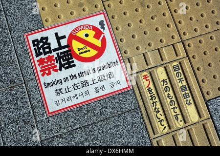 Japanese aucun signe de fumer sur le trottoir, Tokyo, Japon Banque D'Images