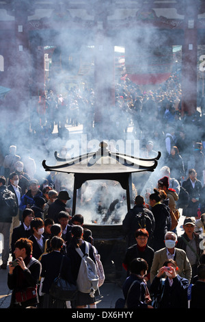 Des foules de gens de l'encens au Temple Shinto au Temple Bouddhiste Senso-Ji à Asakusa, Tokyo, Japan Banque D'Images