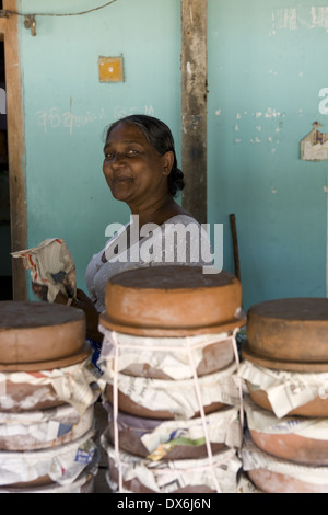 Caillé dans des pots d'argile, Sri Lanka Banque D'Images