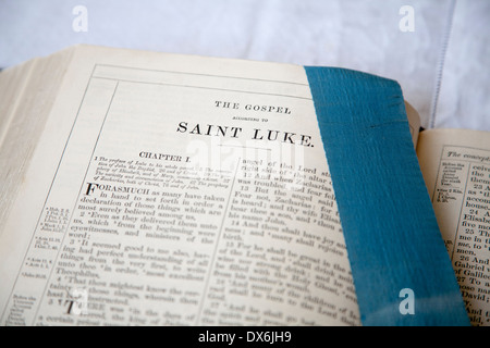 Close up of bible page ouverte à l'Évangile de saint Luc, UK Banque D'Images