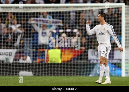 Madrid, Espagne. 18 Mar, 2014. Le Real Madrid Cristiano Ronaldo célèbre le tour de la Ligue des Champions 16 deuxième étape match de football entre le Real Madrid et le FC Schalke 04 à Santiago Bernabeu à Madrid, Espagne, 18 mars 2014. Photo : Friso Gentsch/dpa/Alamy Live News Banque D'Images