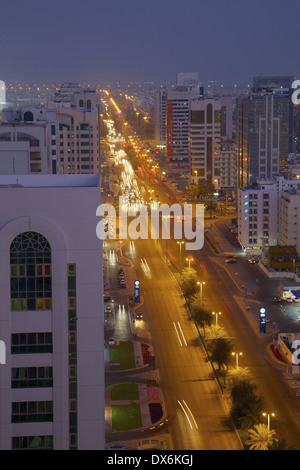 Moyen-orient, ÉMIRATS ARABES UNIS, Abu Dhabi, Ville & Rashid bin Saeed Al Maktoum Street at Dusk Banque D'Images