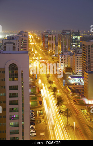 Moyen-orient, ÉMIRATS ARABES UNIS, Abu Dhabi, Ville & Rashid bin Saeed Al Maktoum Street at Dusk Banque D'Images