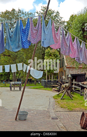 Scène de la Zuiderzee Enhuizen Open Air Museum : Jour de lessive traditionnelle -reproduisant la vie depuis des siècles anciens. Banque D'Images