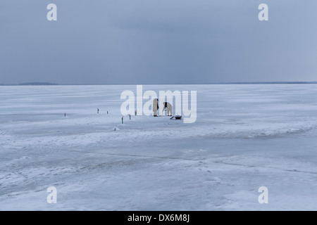 La pêche sur glace sur le fleuve Saint-Laurent à Montréal Banque D'Images