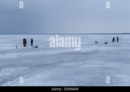 La pêche sur glace sur le fleuve Saint-Laurent à Montréal Banque D'Images