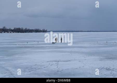 La pêche sur glace sur le fleuve Saint-Laurent à Montréal. Banque D'Images