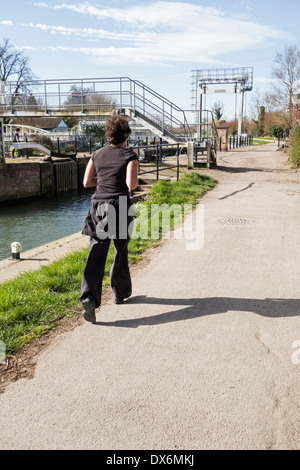 Jeune femme en jogging rivière Cam Lock morsure appâts approche Milton Banque D'Images