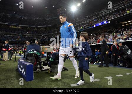 Madrid, Espagne. 18 Mar, 2014. Le Real Madrid Cristiano Ronaldo entre dans le terrain avant la ronde de la Ligue des Champions 16 deuxième étape match de football entre le Real Madrid et le FC Schalke 04 à Santiago Bernabeu à Madrid, Espagne, 18 mars 2014. Photo : Friso Gentsch/dpa/Alamy Live News Banque D'Images