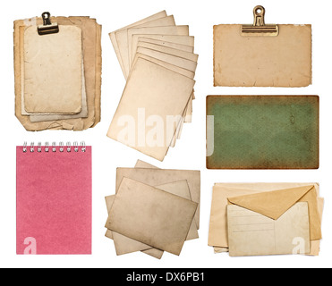 Ensemble de divers vieux papier feuilles. vintage photo album et des pages de livre, des cartes, des morceaux isolé sur fond blanc Banque D'Images